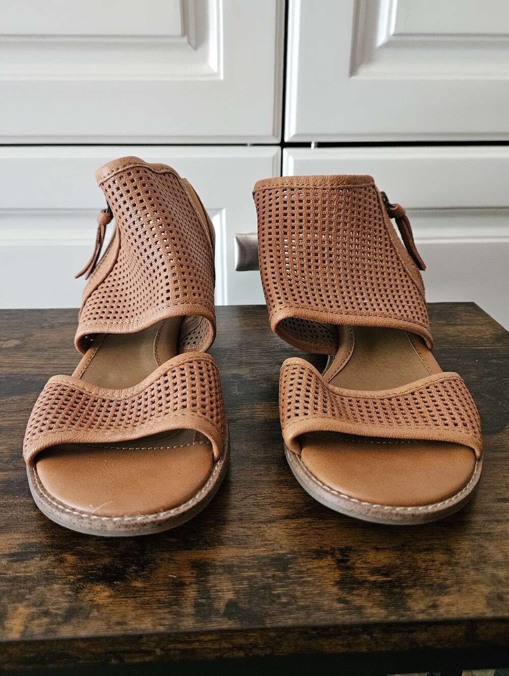 NWOB Sofft Tan Brown Perforated Leather Zip Low Heel Comfort Sandals Boho Chic - Picture 2 of 7